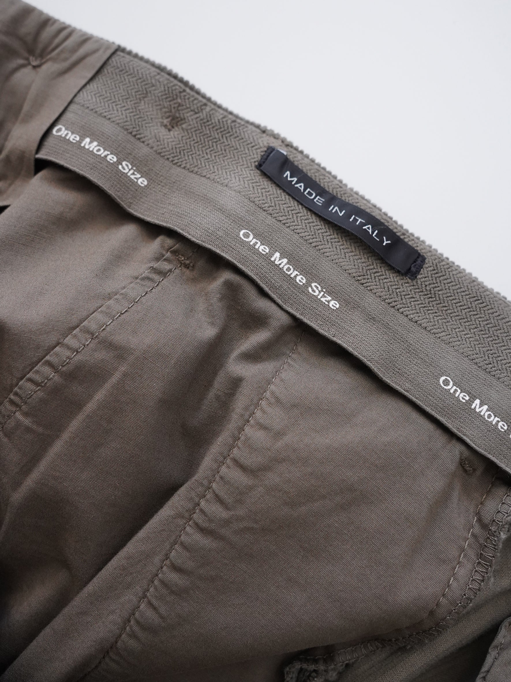 Schlammfarbene Cordchino